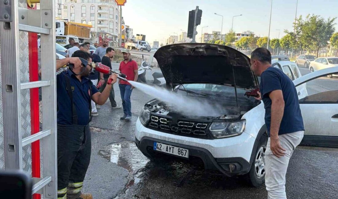 Adıyaman’ın Kahta-Diyarbakır Karayolu’nda seyir halindeyken alev alan bir otomobil, yangını