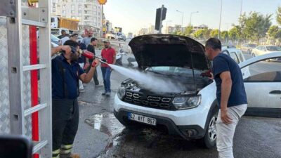 Adıyaman’ın Kahta-Diyarbakır Karayolu’nda seyir halindeyken alev alan bir otomobil, yangını