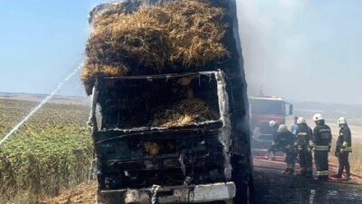 Tekirdağ’ın Süleymanpaşa ilçesinde seyir halindeki balya yüklü bir kamyon, bilinmeyen