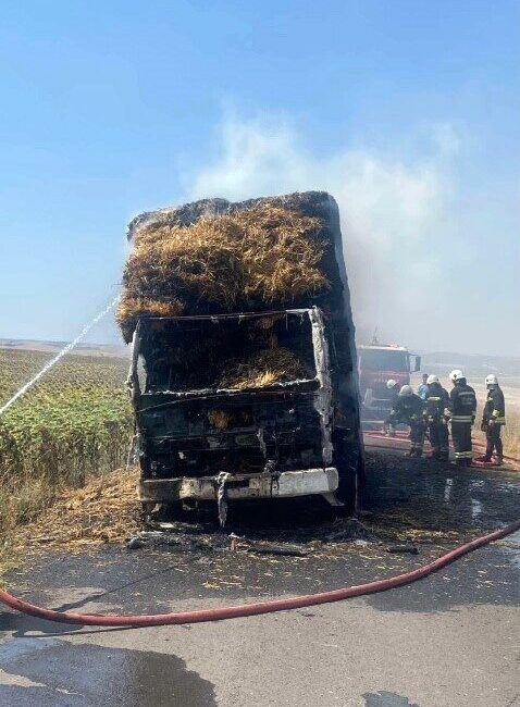 Tekirdağ’ın Süleymanpaşa ilçesinde seyir halindeki balya yüklü bir kamyon, bilinmeyen
