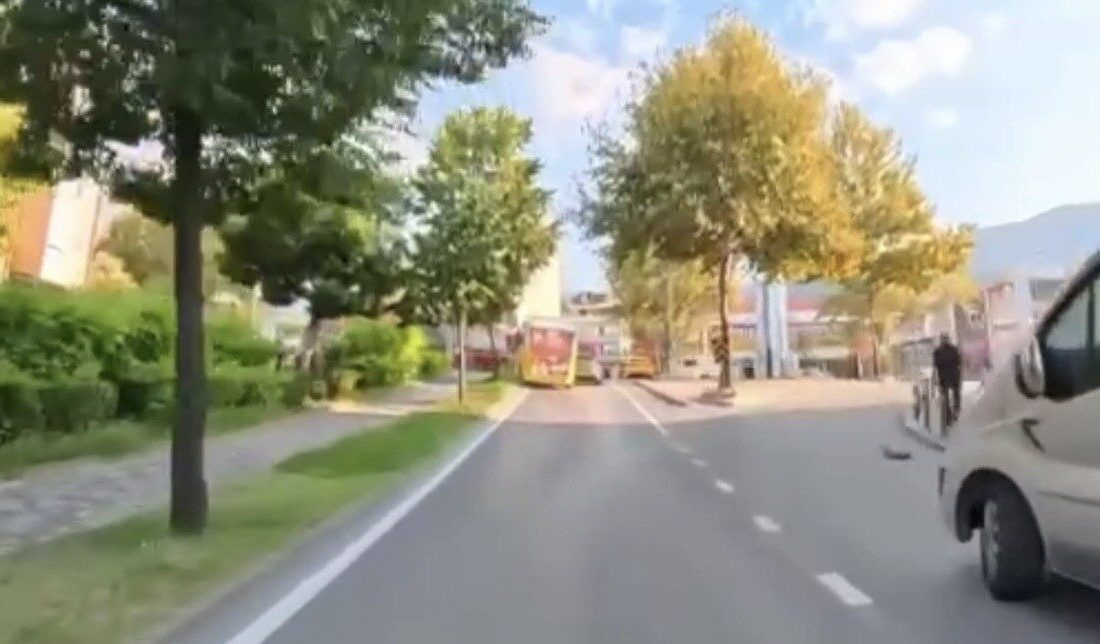Bir halk otobüsü, Bursa’da seyir halindeyken sürücüsünün kontrolünden çıkarak yol