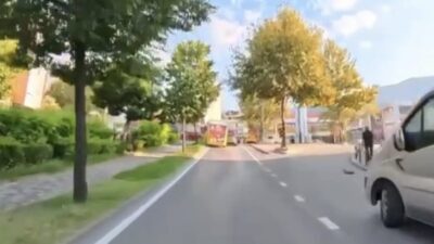 Bir halk otobüsü, Bursa’da seyir halindeyken sürücüsünün kontrolünden çıkarak yol