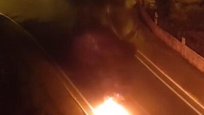 Kayseri’nin Melikgazi ilçesinde seyir halindeyken alev alan bir motosiklet, itfaiye