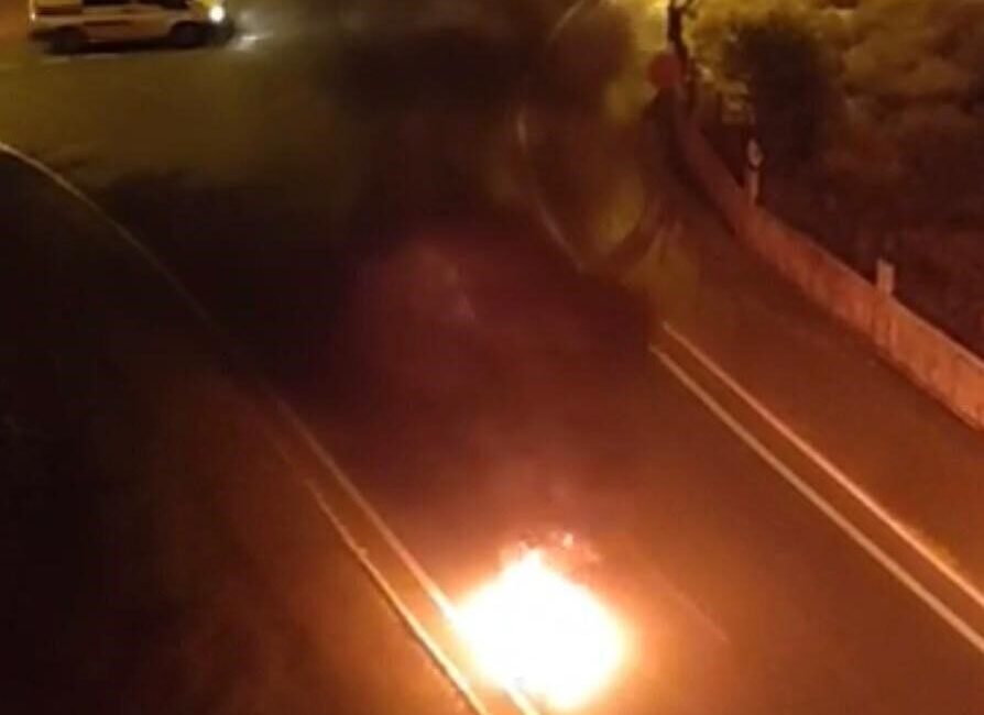 Kayseri’nin Melikgazi ilçesinde seyir halindeyken alev alan bir motosiklet, itfaiye