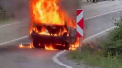 Sinop’un Ayancık ilçesinde seyir halindeki bir araçta yangın çıktı. İtfaiye