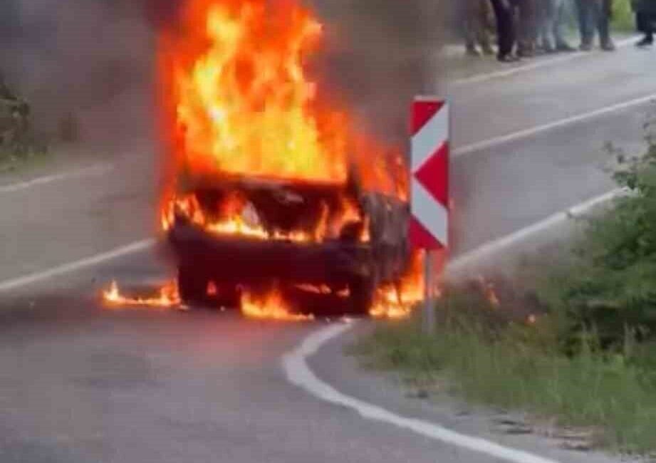 Sinop’un Ayancık ilçesinde seyir halindeki bir araçta yangın çıktı. İtfaiye