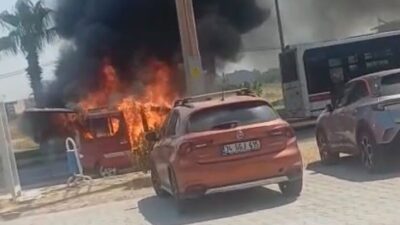 İzmir’de seyir halindeki bir araç aniden alev aldı. Yangın sonucunda