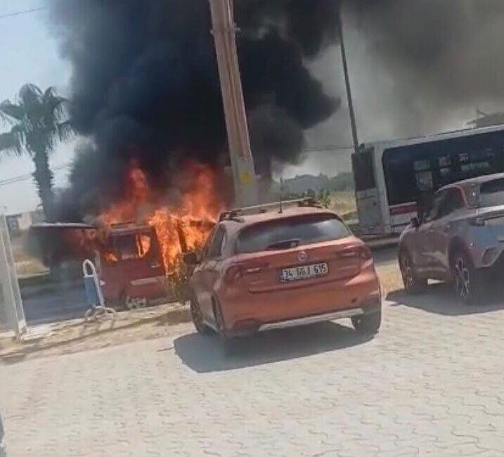 İzmir’de seyir halindeki bir araç aniden alev aldı. Yangın sonucunda