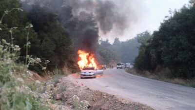 Manisa’nın Turgutlu ilçesinde bir otomobil seyir halindeyken egzoz kısmından alev