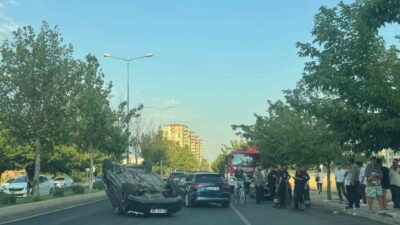Diyarbakır’ın Kayapınar ilçesinde meydana gelen bir trafik kazasında, seyir halindeki