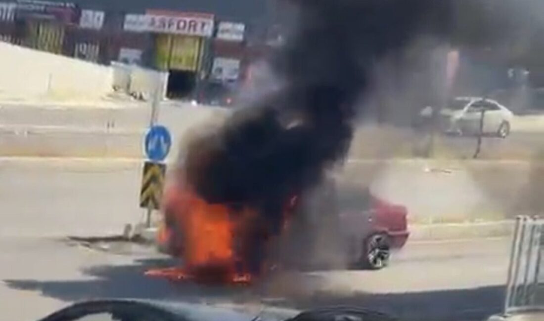 Samsun’da plakasız bir otomobilin seyir halindeyken motor kısmında çıkan yangın