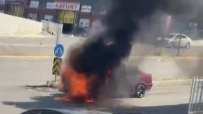 Samsun’da plakasız bir otomobilin seyir halindeyken motor kısmında çıkan yangın