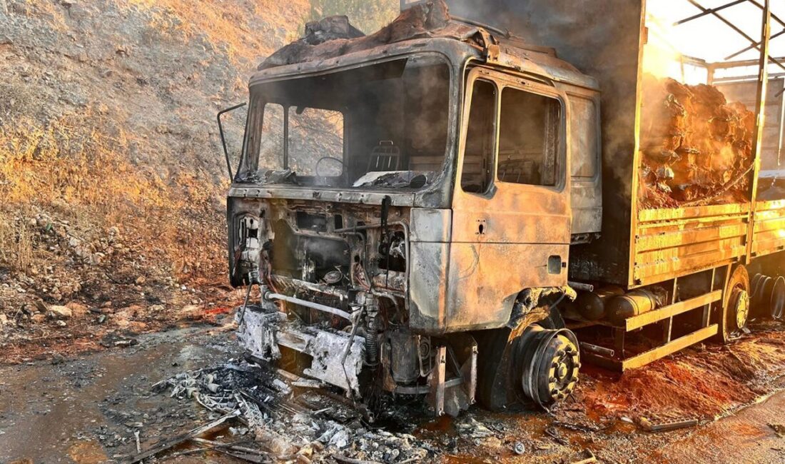 Manisa’nın Kula ilçesinde seyir halindeyken alev alan bir tır tamamen