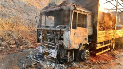 Manisa’nın Kula ilçesinde seyir halindeyken alev alan bir tır tamamen