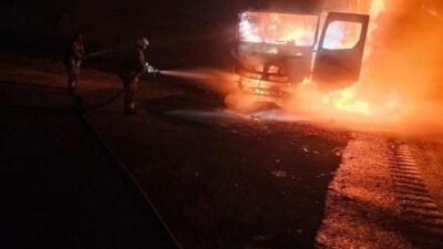 Hatay’da seyir halindeyken alevlerle karşılaşan bir tır, yangın sonucu kullanılamaz