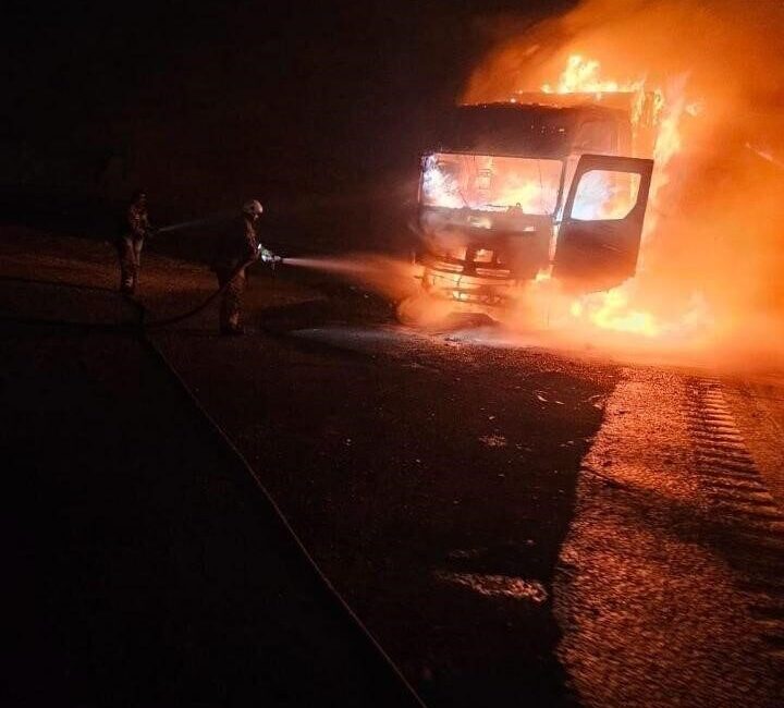 Hatay’da seyir halindeyken alevlerle karşılaşan bir tır, yangın sonucu kullanılamaz