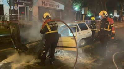 Aydın’ın Efeler ilçesinde bir aracın seyir halindeyken motor bölümünden alevlerin