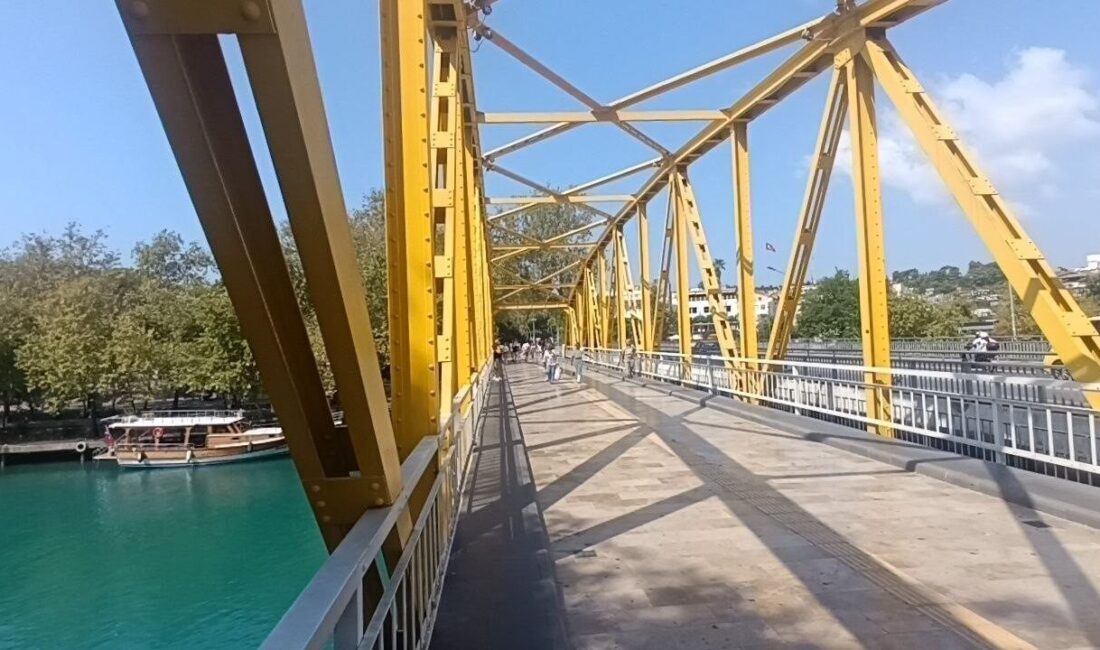 Manavgat, Antalya ilçesinde, gençler ve çocuklar, 1930’lardan kalma tarihi Sarı