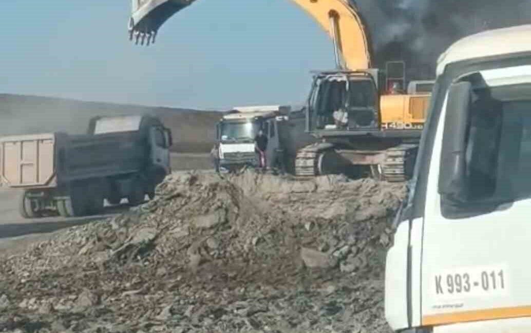 Siirt’te Siirt Üniversitesi ile Siirt Havalimanı arasında devam eden demir