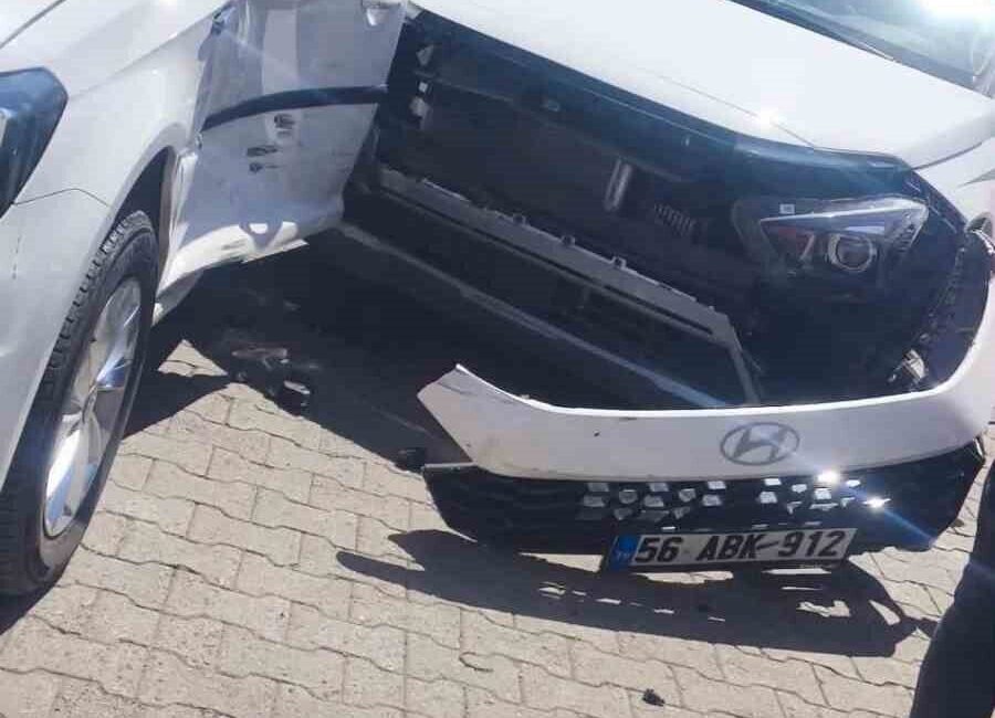 Siirt’te meydana gelen trafik kazasında bir otomobil ile hafif ticari