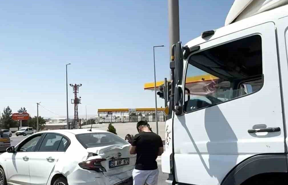 Siirt’te, bir tırın Küçük Sanayi Sitesi kavşağında seyir halindeki bir