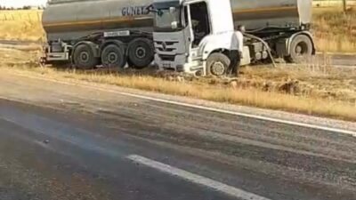 Siirt’in Kurtalan ilçesinde, sürücüsünün kontrolünü kaybettiği bir tırın yola savrulan