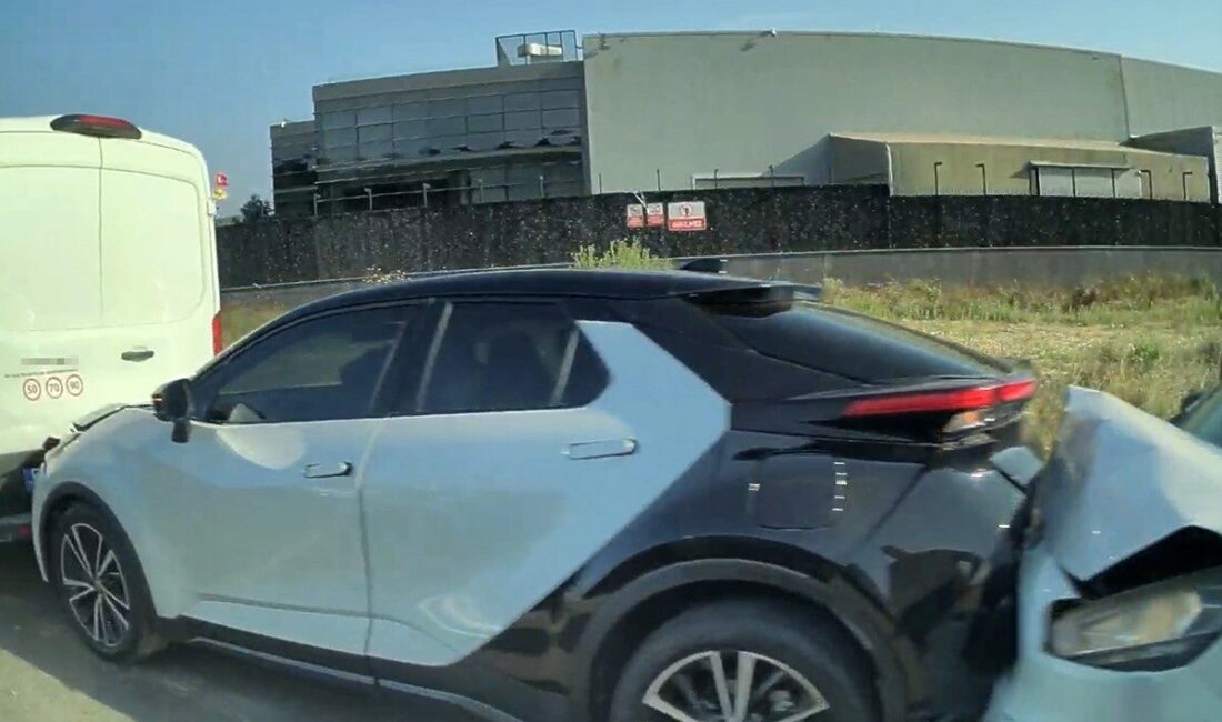 Şile’de gündüz saatlerinde meydana gelen trafik kazasında 3 araç birbirine