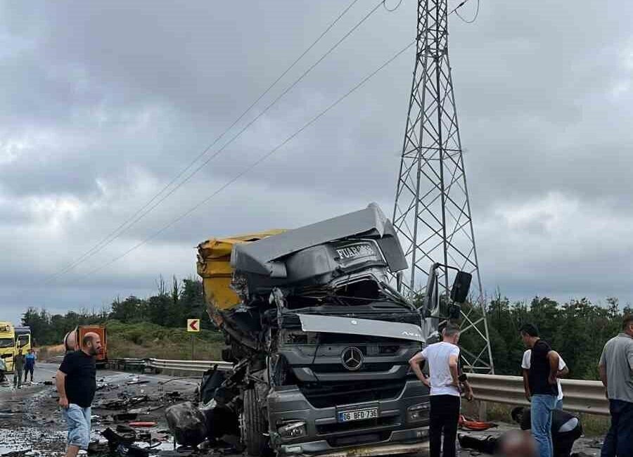 Şile Ömerli Yolu’nda meydana gelen kazada, 2 tırın çarpışması sonucu