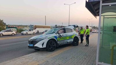Silifke ilçesinde meydana gelen zincirleme trafik kazasında, 1’i polis 2