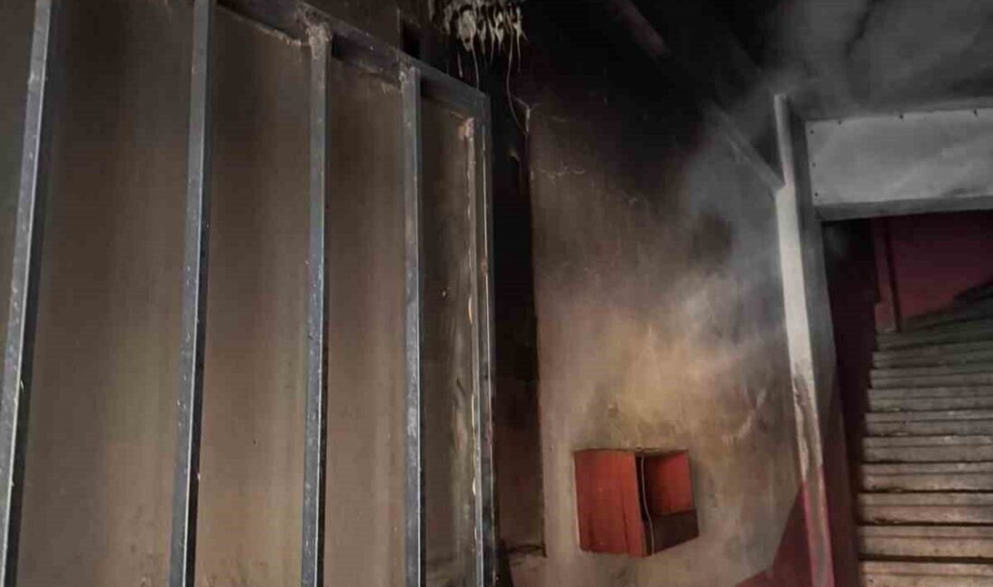 İstanbul’un Silivri sahilinde bulunan bir apartmanın giriş bölümünde çıkan yangın