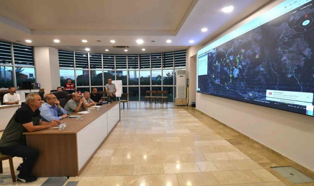 Balıkesir’in Sındırgı ilçesinde meydana gelen orman yangınına karşı süren müdahale