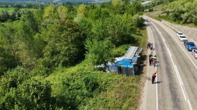 Sinop’ta bir tırın virajı alırken devrilmesi sonucu meydana gelen kazada