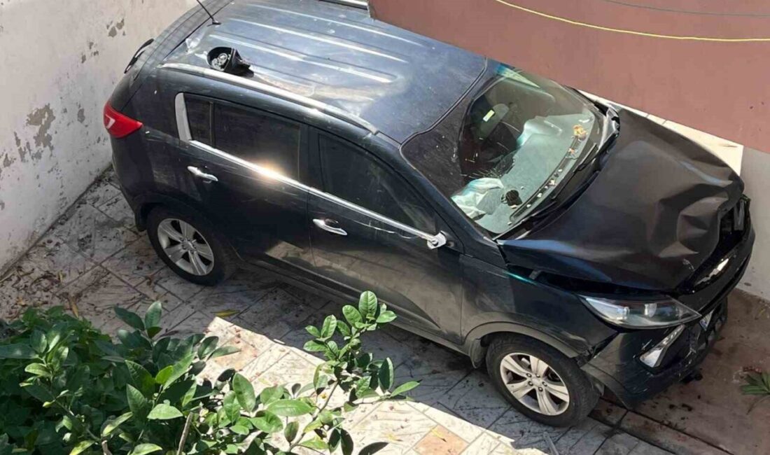 Sinop’ta iddiaya göre sürücüsü el frenini çekmeyi unuttuğu otomobil, apartman