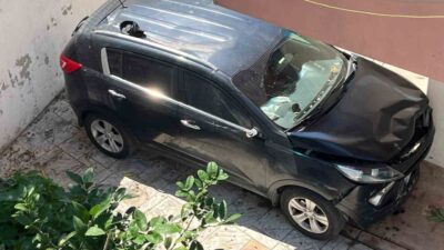 Sinop’ta iddiaya göre sürücüsü el frenini çekmeyi unuttuğu otomobil, apartman