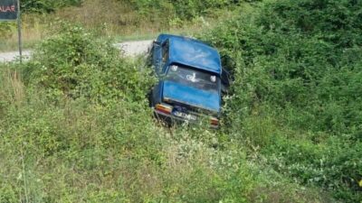 Sinop’ta Otomobil Şarampole Devrildi, 2 Kişi Yaralandı Sinop-Erfelek yolunda meydana