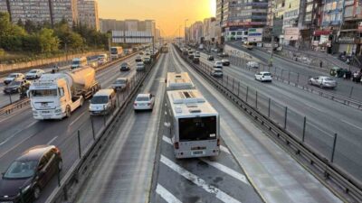 Bahçelievler’de Şirinevler metrobüs durağında bir kadının tansiyonu düşerek yere düşmesi