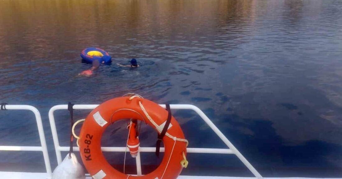 Muğla’nın Fethiye ilçesi açıklarında bir şahıs ve çocuğun, şişme lastik