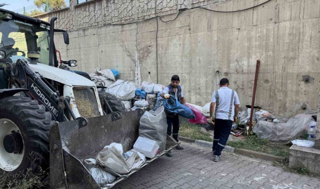 Karabük’te, N.Ş. ve oğlu M.Ş.’nin site içerisine biriktirdikleri kartonların polis