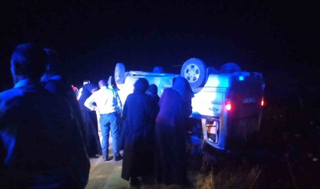 Sivas’ın İmranlı ilçesinde meydana gelen bir kazada, bir minibüs devrilerek