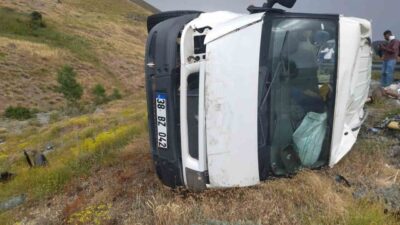 Sivas’ın İmranlı ilçesinde meydana gelen trafik kazasında otomobil ile minibüs