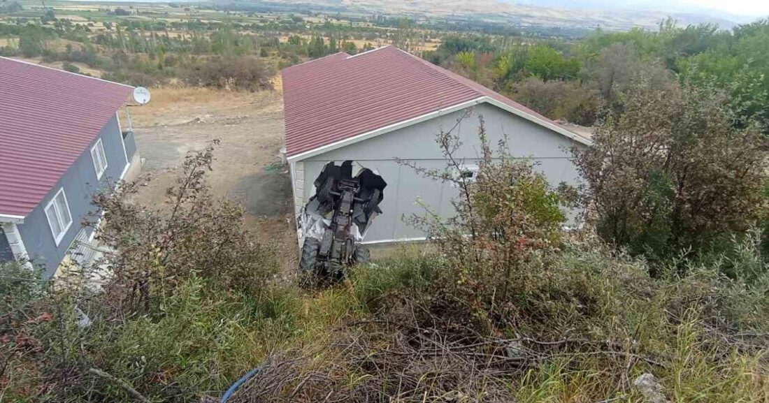 Sivas’ın Akıncılar ilçesinde park halindeyken aniden hareket eden bir traktör,