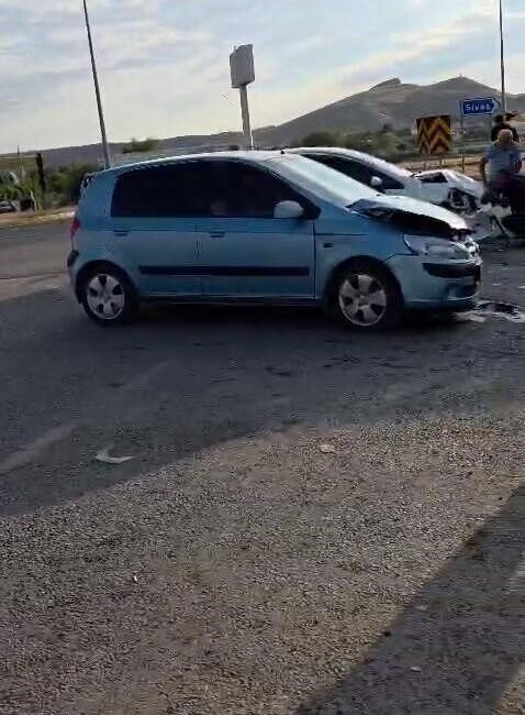 Sivas’ın Ulaş ilçesinde üç otomobilin karıştığı trafik kazasında 7 kişi