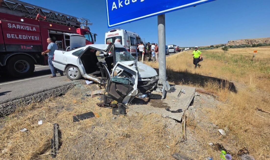 Şarkışla ilçesinde kontrolü kaybeden bir otomobilin direğe çarpması sonucu meydana