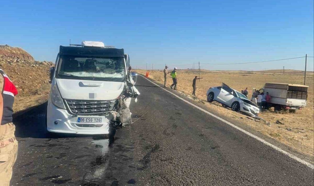 Siverek ilçesinde meydana gelen trafik kazasında otomobil ile çekicinin çarpışması