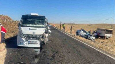 Siverek ilçesinde meydana gelen trafik kazasında otomobil ile çekicinin çarpışması