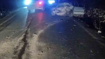 Şanlıurfa’nın Siverek ilçesinde meydana gelen trafik kazasında, iki otomobilin çarpışması