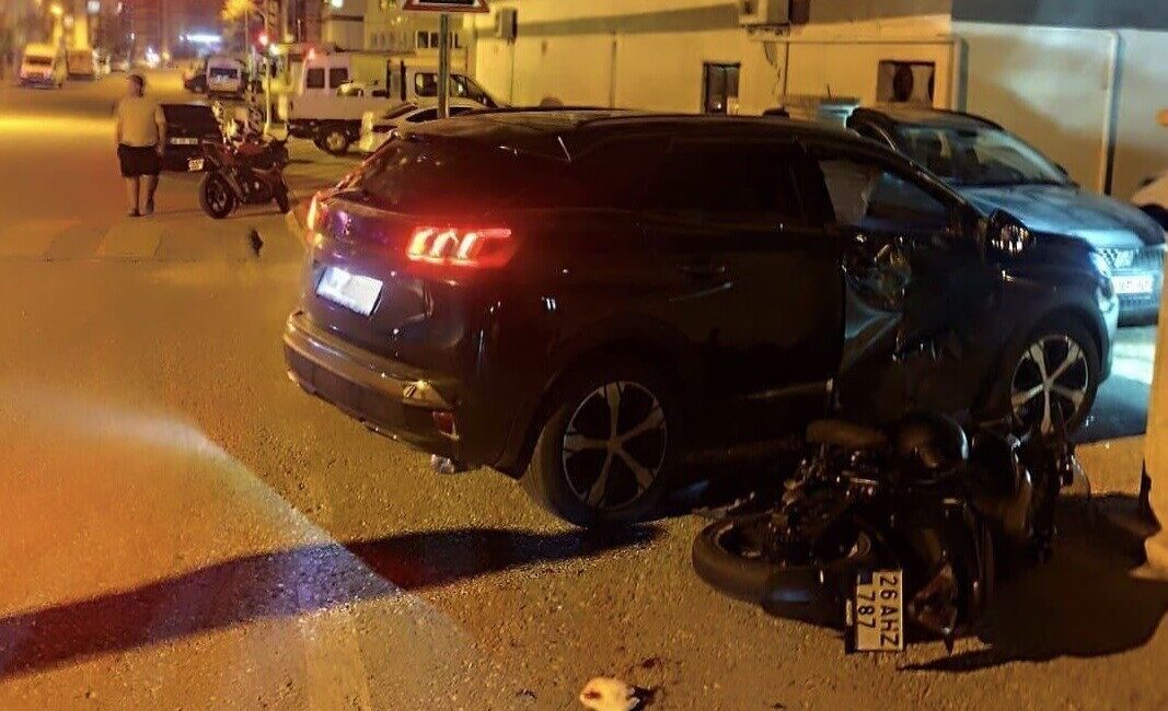 Sivrihisar ilçesinde bir apartmanın otopark girişinde otomobil ile motosikletin çarpışması