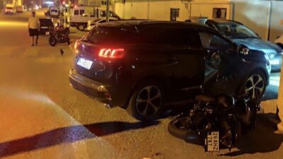 Sivrihisar ilçesinde bir apartmanın otopark girişinde otomobil ile motosikletin çarpışması