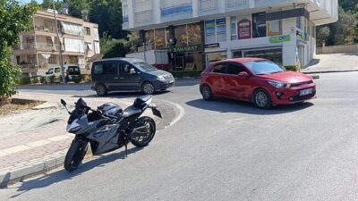 Manavgat ilçesinde meydana gelen trafik kazasında, bir motosiklet ile otomobil