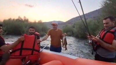 Elazığ’ın Palu ilçesinde Murat Nehri’nde balık tutmak için adaya giden